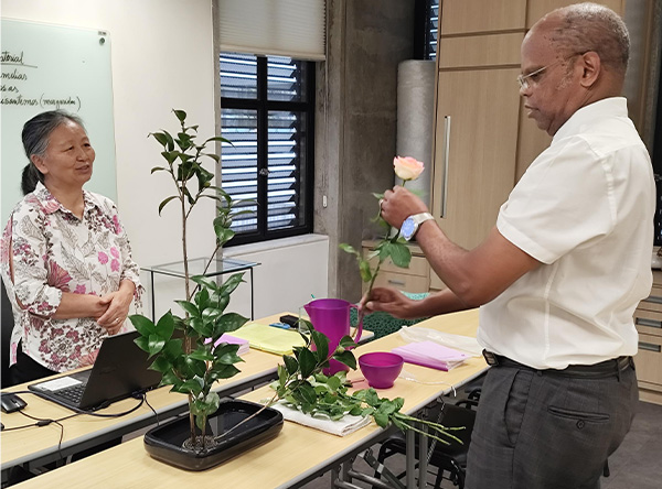 Presidente da Fundao Mokiti Okada se prepara para dar aulas de Ikebana