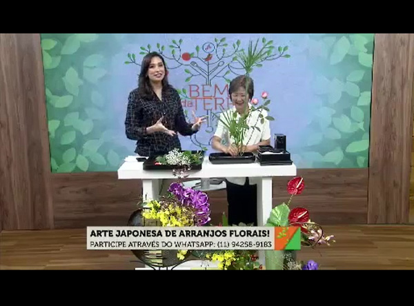 Professora de ikebana monta arranjo floral na TV Bandeirantes