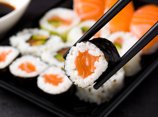 Oficinas culinrias ensinam o preparo de comida caseira e sushi