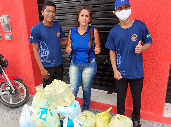 Idosos na Bahia recebem doaes de fraldas, lcool em gel e outros produtos de higiene