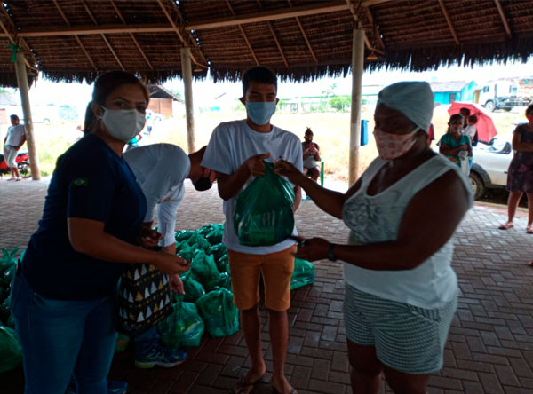 Famlias em Alagoas recebem cestas bsicas e mscaras de proteo