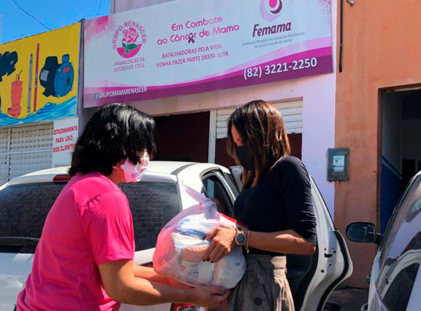Instituio que atende pacientes com cncer de mama em Alagoas recebe doaes