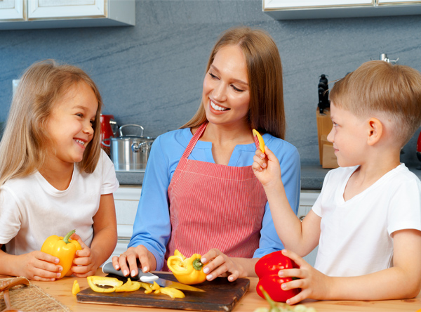 Livreto incentiva pais a cozinhar com os filhos em casa