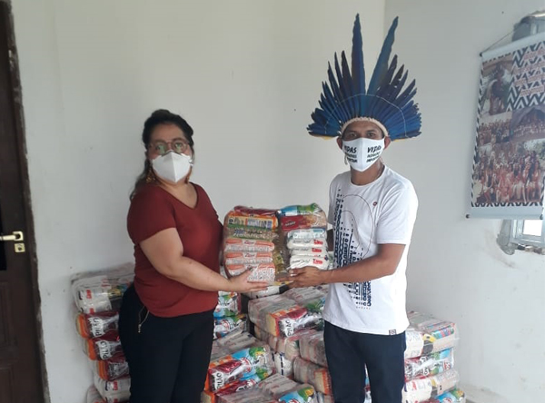 Famlias indgenas recebem cestas bsicas da Campanha Humanitria em Manaus