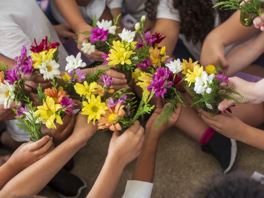 FMO promove atividade pedaggica sobre gentileza para alunos e professores de uma escola no RJ