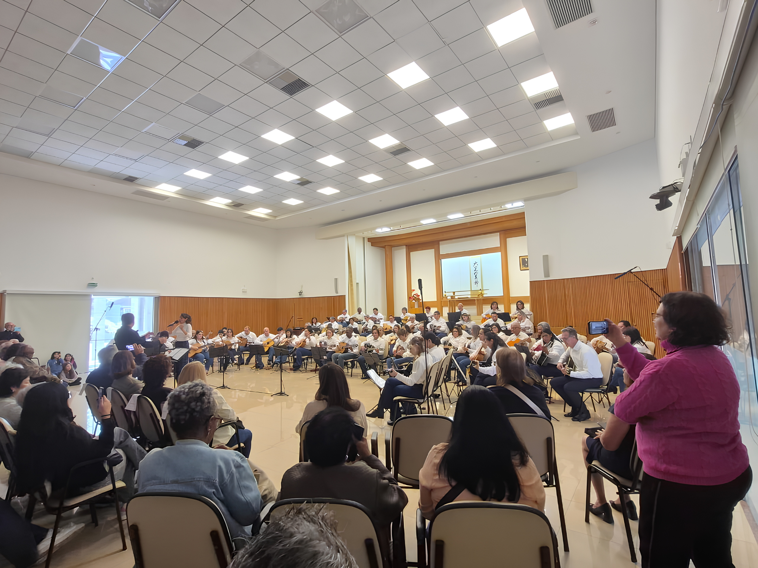 Orquestra de Violes Mokiti Okada realiza apresentao e arrecada doaes para ao solidria